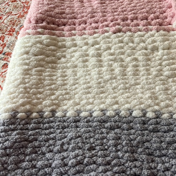 handmade crochet yarn blanket queen size - Picture 3 of 4